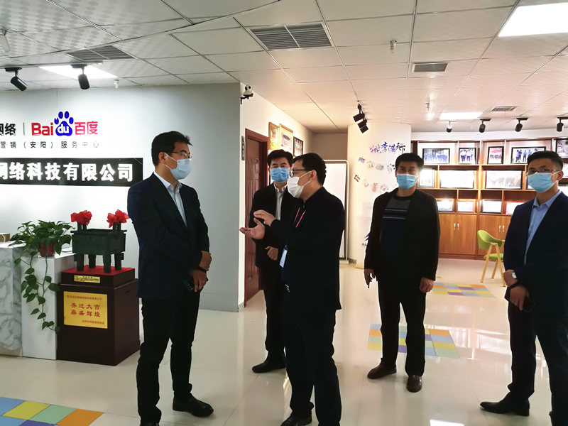 安陽市商務局副局長張躍勇，攜同天津伍創(chuàng)電子商務有限公司李富民一行蒞臨安陽青峰網(wǎng)絡參觀指導?。? /></a></div>
                	<div   id=